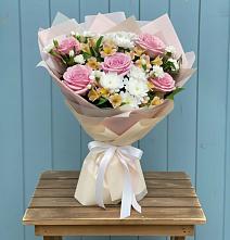 Букет цветов из:  Гвоздики, Орхидеи и Розы в Трубчевске