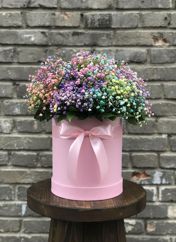Цветочная композиция из Гипсофила и Розы в шляпной коробке в Трубчевске