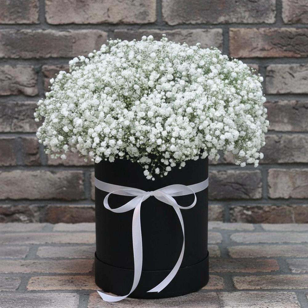 Цветочная композиция из Гипсофила в шляпной коробке в Трубчевске