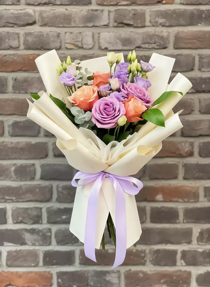 Букет цветов из: Лизиантусы и Розы в Трубчевске