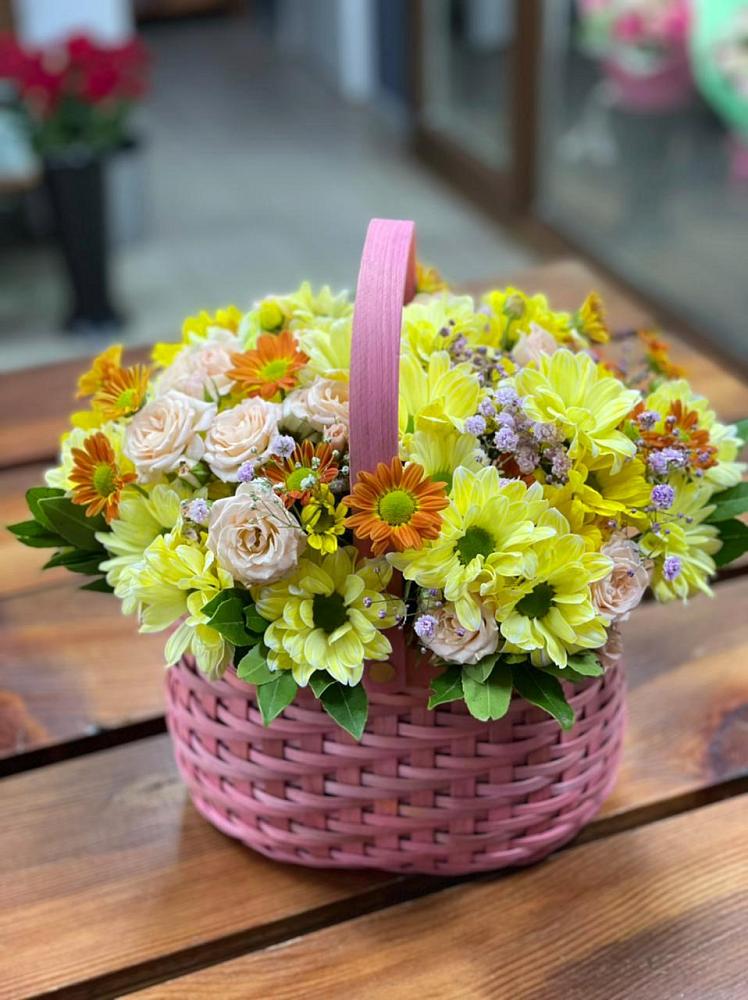 Цветочная композиция из Хризантемы и Розы в корзине в Трубчевске