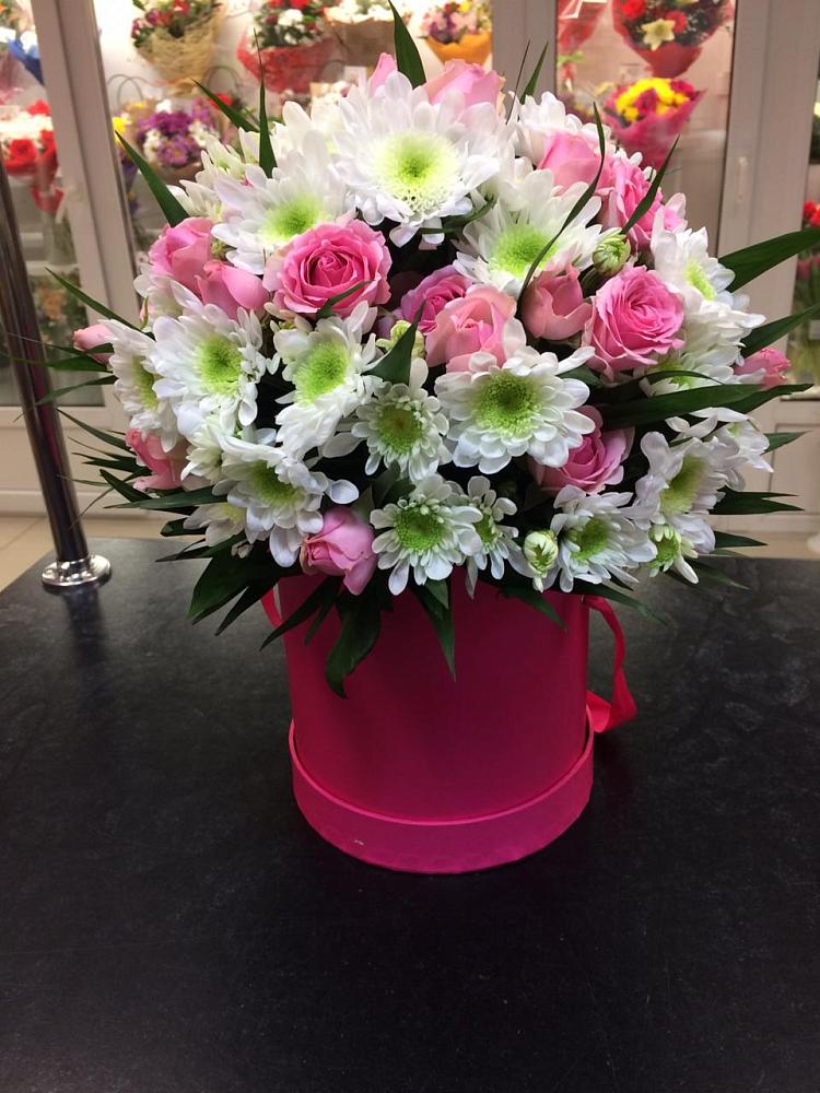 Цветочная композиция из Розы и Хризантемы в шляпной коробке в Трубчевске